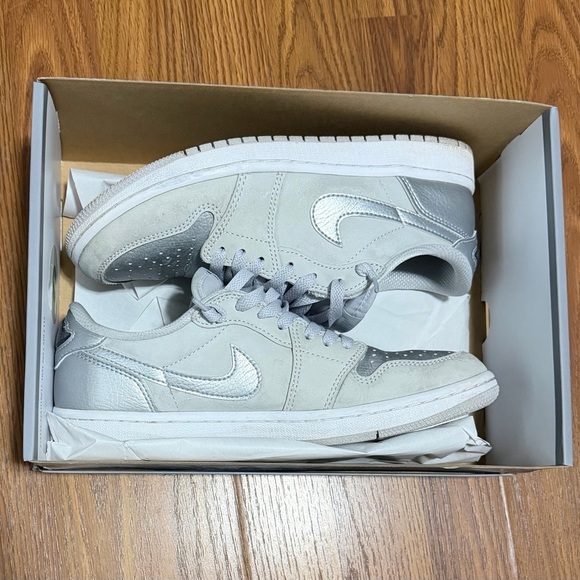 Nike Air Jordan 1 Retro Low OG l Metallic Silver Size 8.5. comes with box main image 2